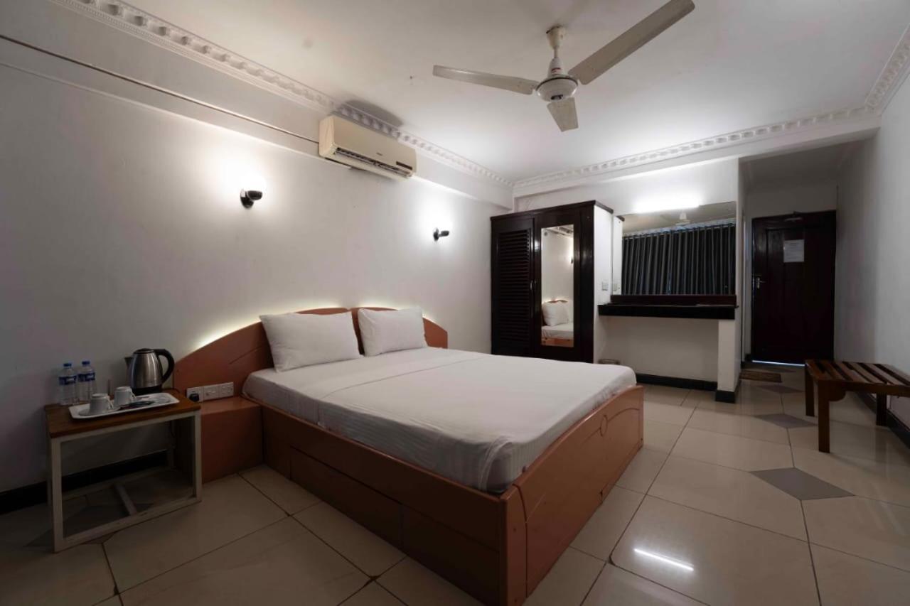 Topaz Beach Hotel Negombo Exteriör bild