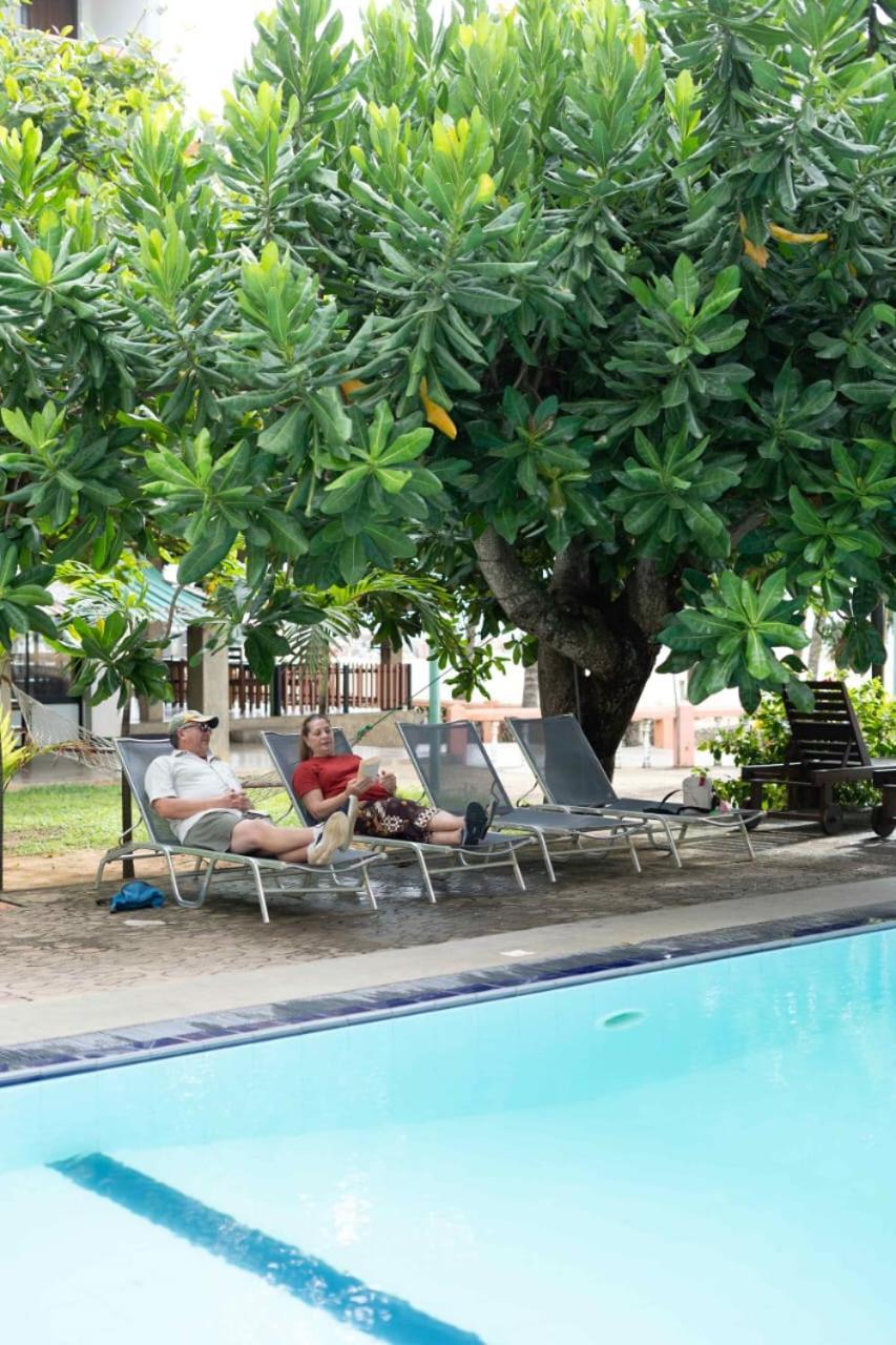 Topaz Beach Hotel Negombo Exteriör bild