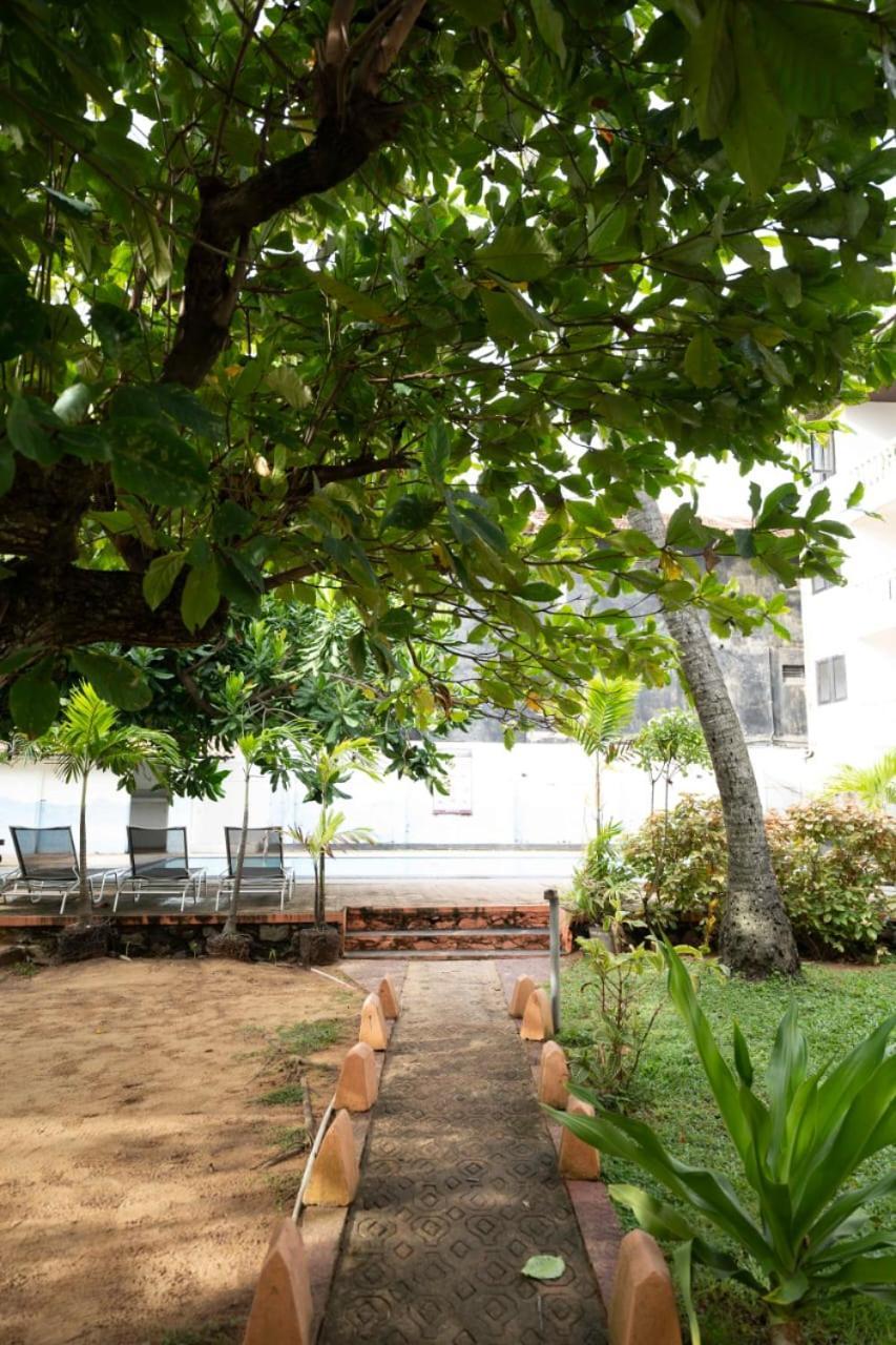 Topaz Beach Hotel Negombo Exteriör bild
