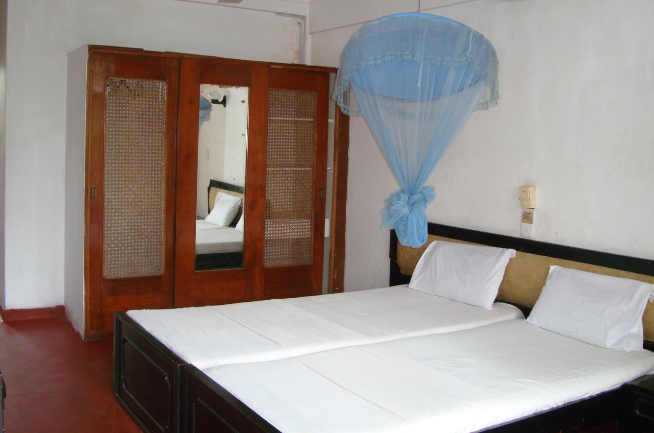 Topaz Beach Hotel Negombo Exteriör bild