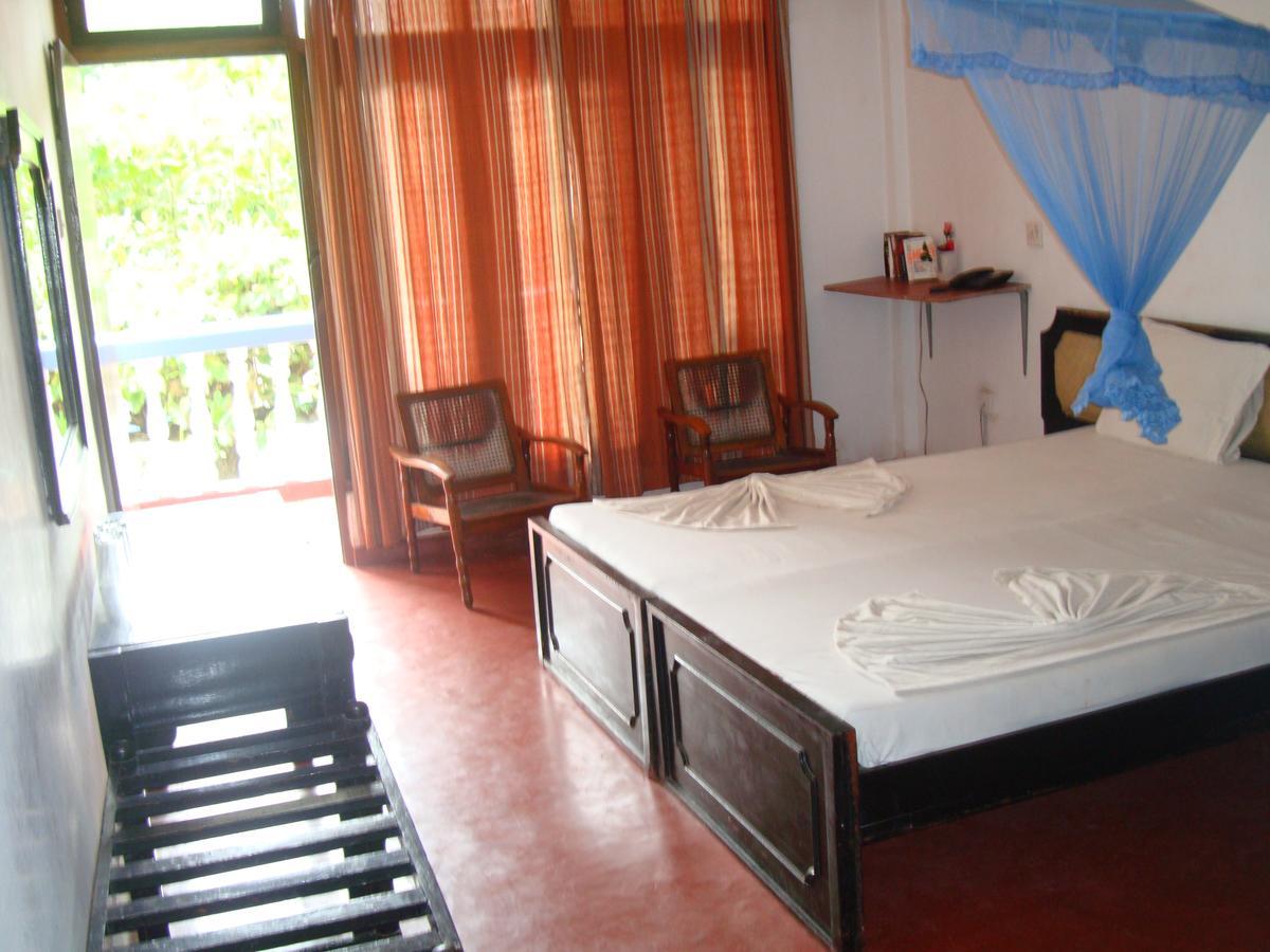Topaz Beach Hotel Negombo Exteriör bild