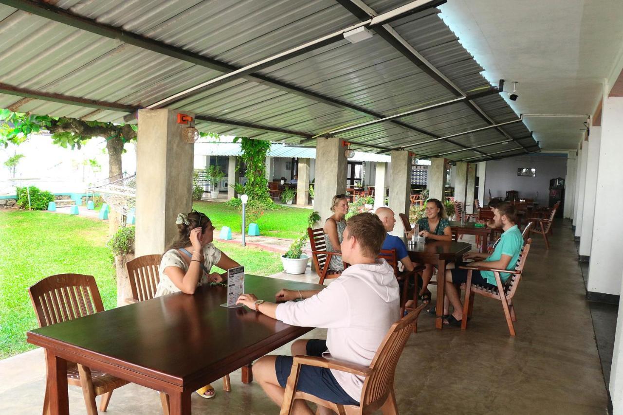 Topaz Beach Hotel Negombo Exteriör bild
