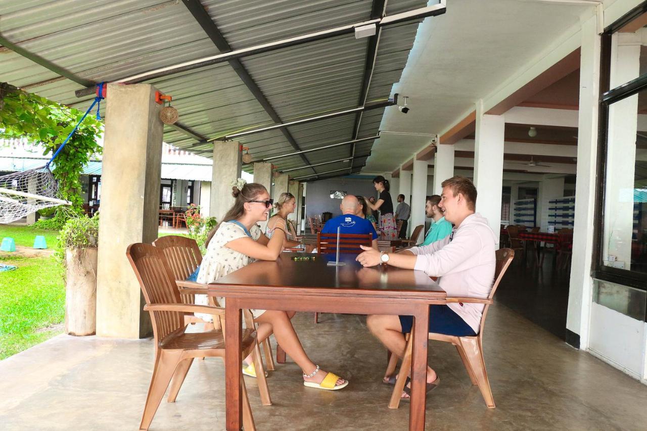 Topaz Beach Hotel Negombo Exteriör bild